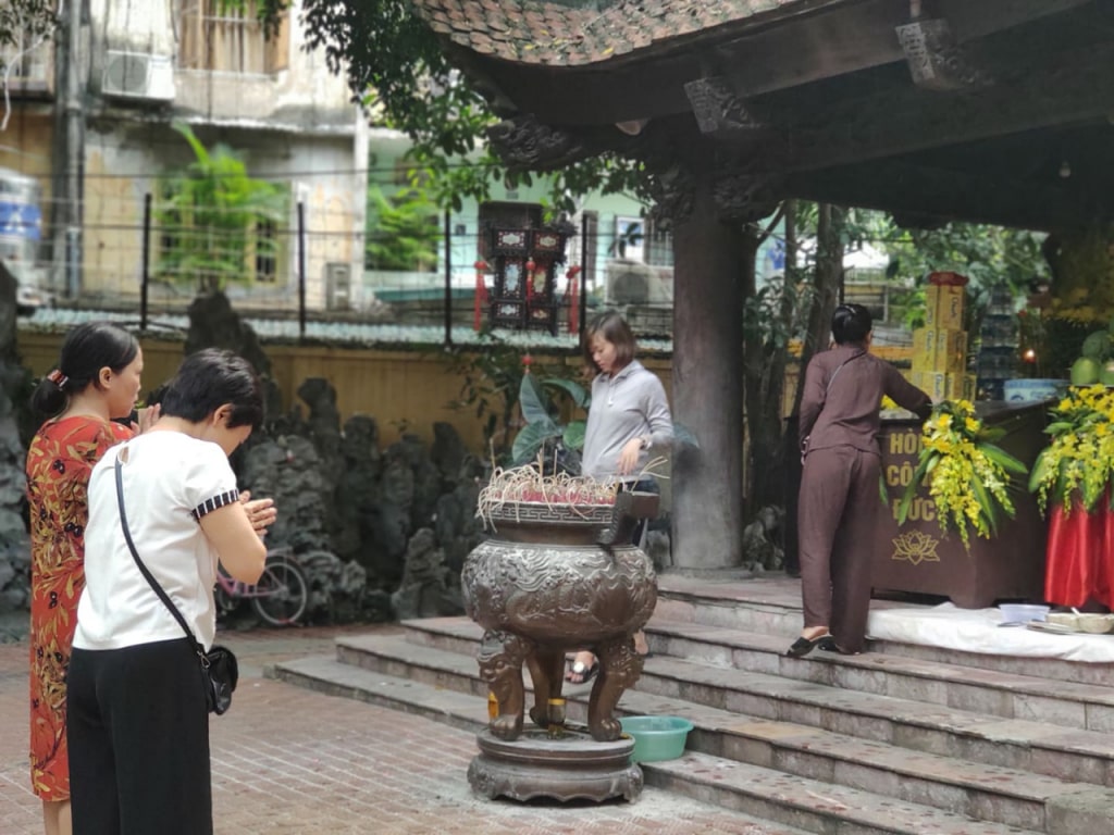 Xin con tại chùa Phúc Khánh Hà Nội
