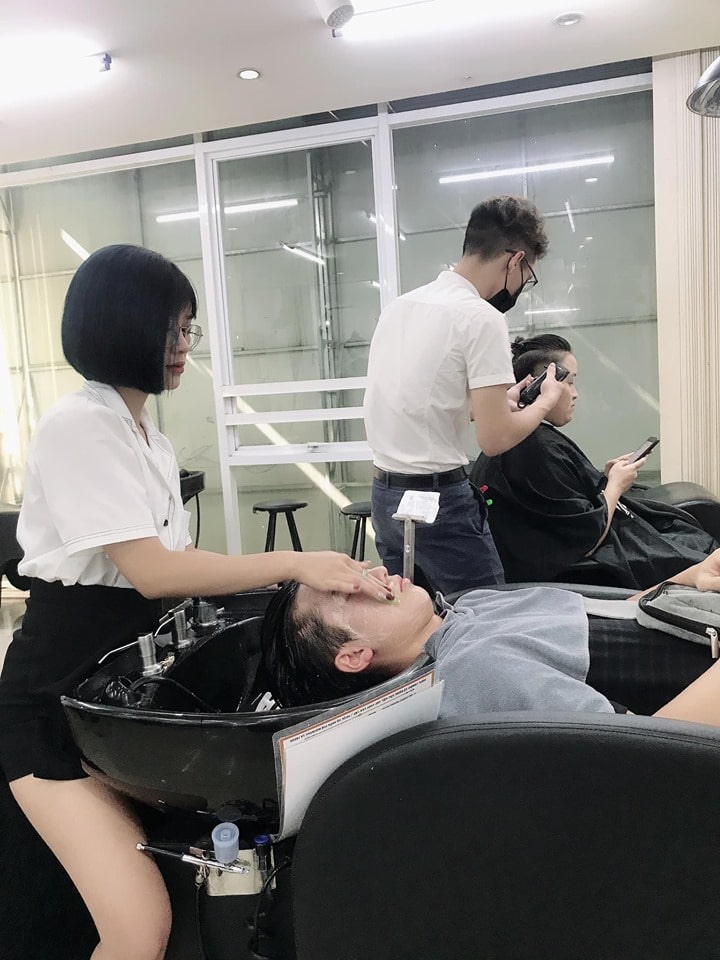 Hãy đến với tiệm cắt tóc nam Hàn Quốc nổi tiếng tại Hà Nội để được trải nghiệm dịch vụ cắt tóc chất lượng và sáng tạo. Các stylist tại đây luôn tận tình tư vấn và tạo kiểu tóc phù hợp với từng khách hàng, mang đến cho mọi người diện mạo mới nổi bật và bảnh bao hơn.