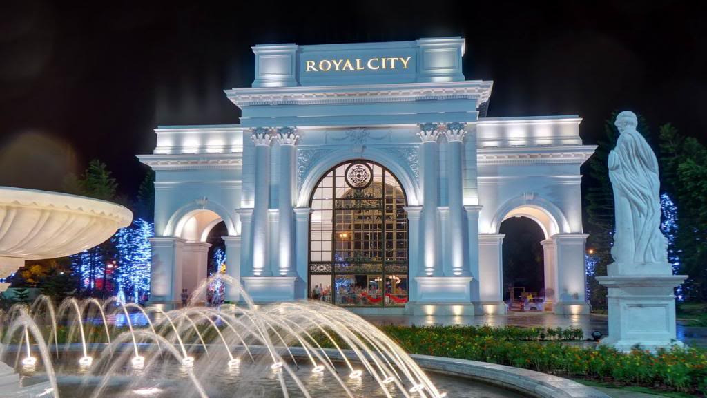 Góc nhìn ngoài sảnh của Trung tâm thương mại Royal City | Ảnh: Viet Fun Travel